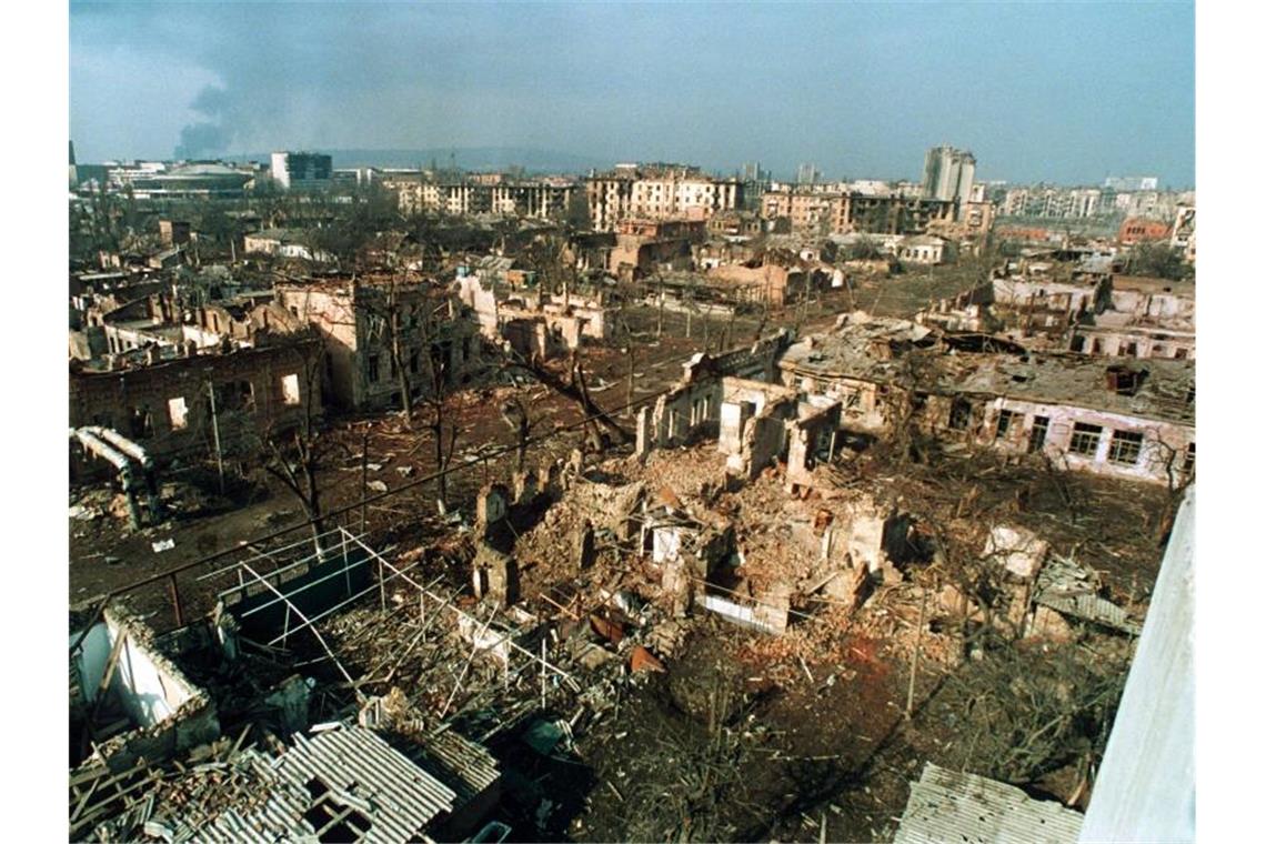 Hoffen auf humanitären Korridor: Und was kommt danach? Blick auf die 1995 von russischen Bomben zerstörte tschetschenische Hauptstadt Grosny (Archivbild). Foto: Maschatin/epa/dpa