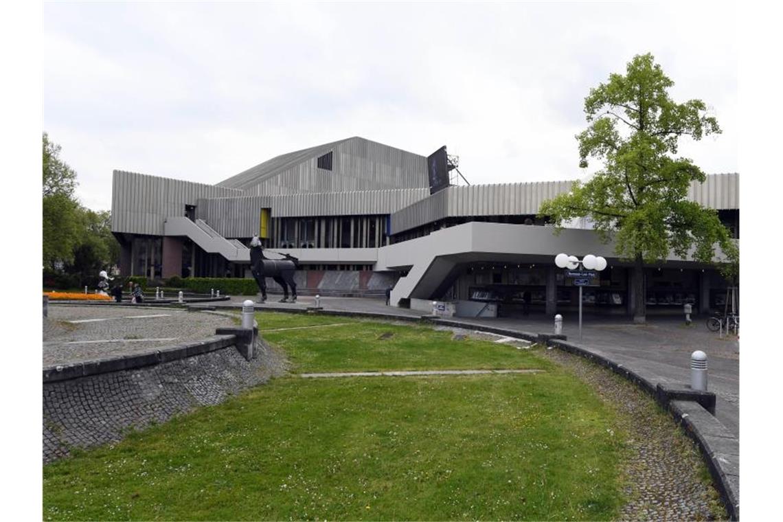 Blick auf die Außenfassade des Badischen Staatstheaters. Foto: picture alliance / Uli Deck/dpa/Archivbild