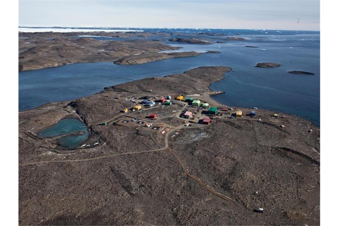 Flughafen am Südpol: Australiens umstrittene Antarktis-Pläne Blick auf die australische Forschungsstation Davis. Australien verfolgt Pläne, dort einen Flughafen zu bauen. Foto: David Barringhaus/Australian Antarctic Division/dpa