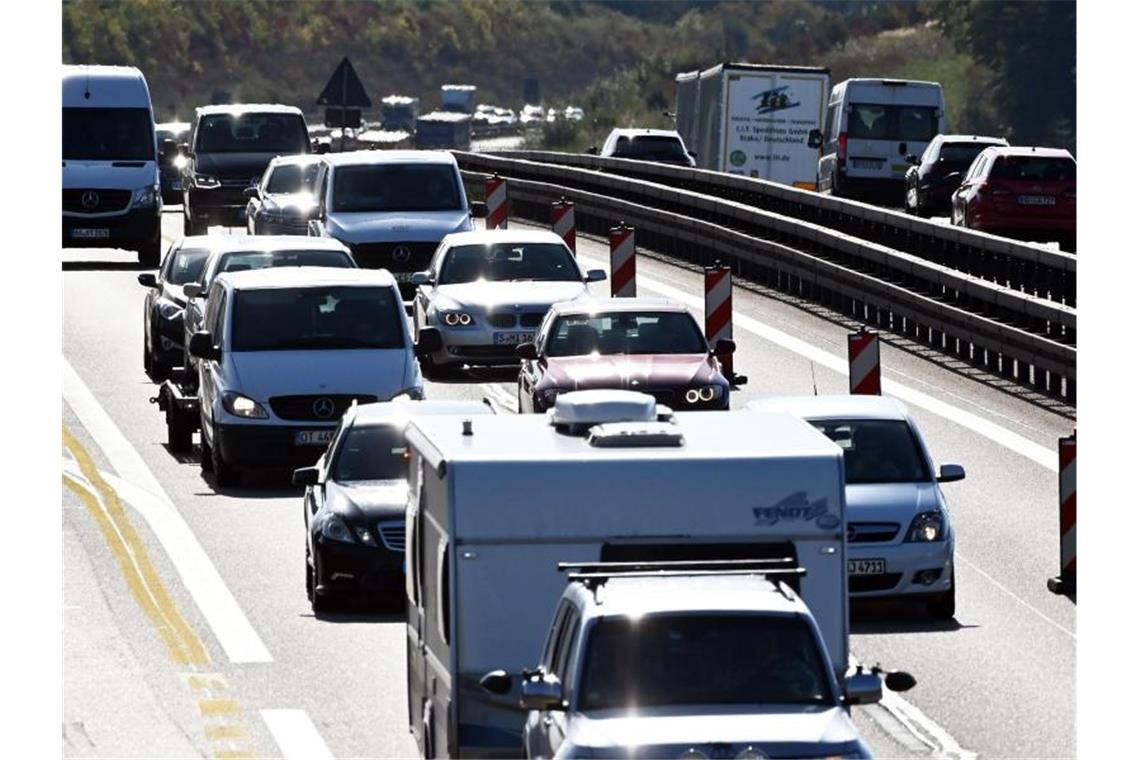 Enztalquerung: Hauptbauphase beginnt für Ausbau von A8 Blick auf die Autobahn 8 bei Pforzheim Ost. Foto: Uli Deck/dpa
