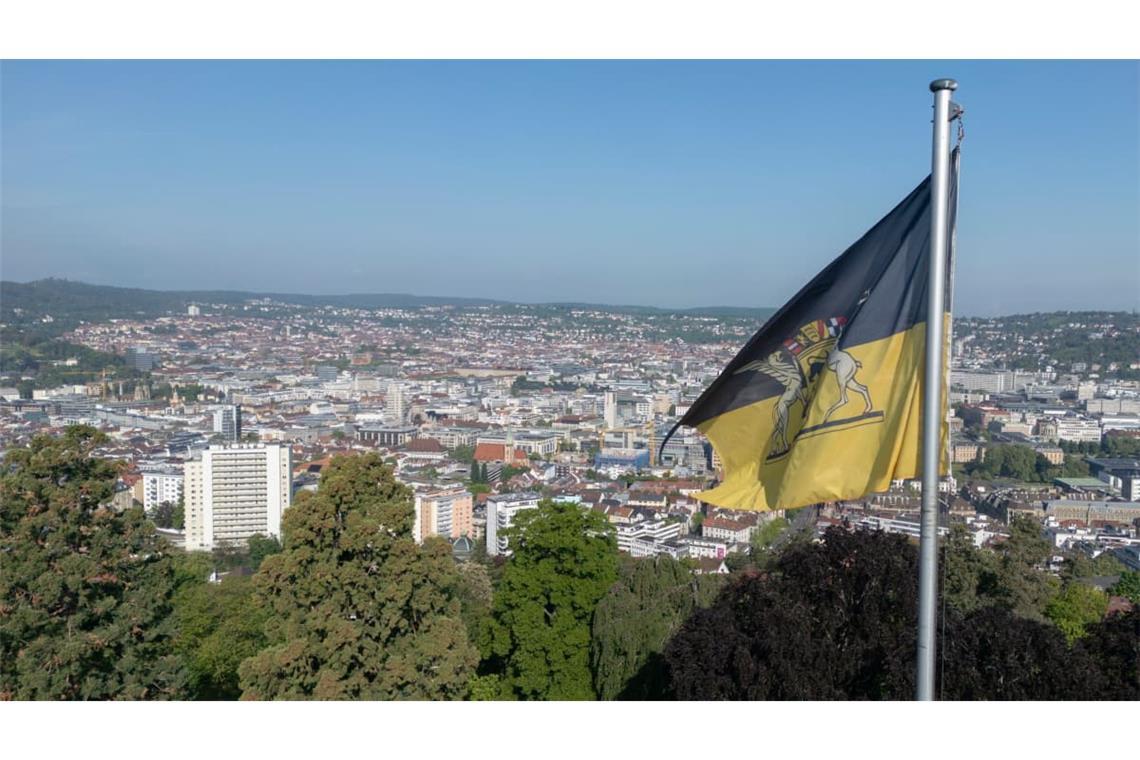 Blick auf die baden-württembergische Flagge auf dem Dach der Villa Reitzenstein in Stuttgart. Die Regierung nimmt in Anspruch, ihre Kommunen besonders gut zu behaneln – doch der Landkreistag sieht das anders.