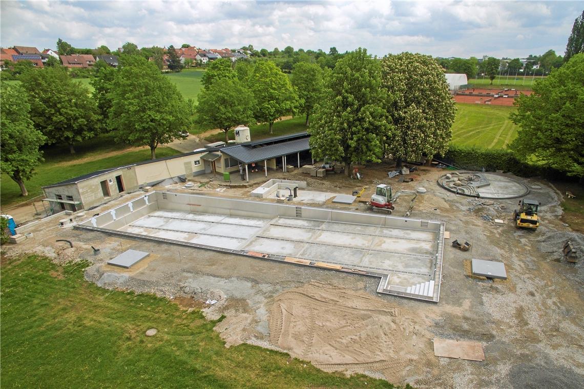 Familienfreundliche Preise festgelegt Blick auf die Baustelle in der Mittagspause. An der Sanierung im Freibad wird täglich gearbeitet. Wegen der Coronapandemie steht ein Eröffnungstermin aber noch nicht fest. Foto: A. Becher