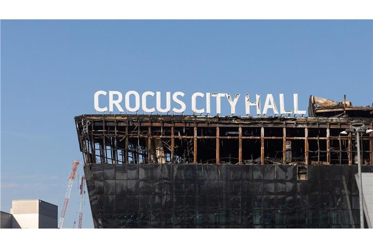 Blick auf die bei einem Terroranschlag  beschädigte Konzerthalle Crocus City Hall. Bei dem Anschlag vom vergangenen Freitag waren mehr als 140 Menschen getötet und hunderte verletzt worden, als Bewaffnete in der Konzerthalle Crocus City Hall um sich schossen.