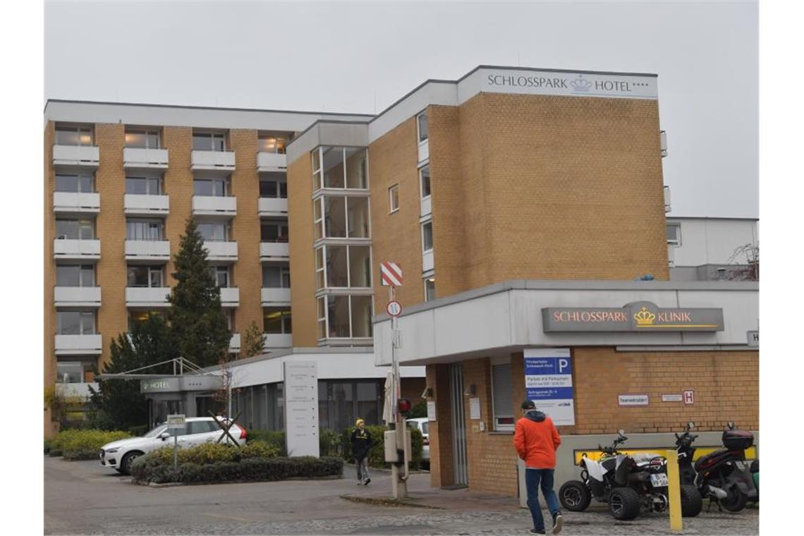 Blick auf die Berliner Schlosspark-Klinik am Tag nach dem Attentat. Foto: Paul Zinken/dpa