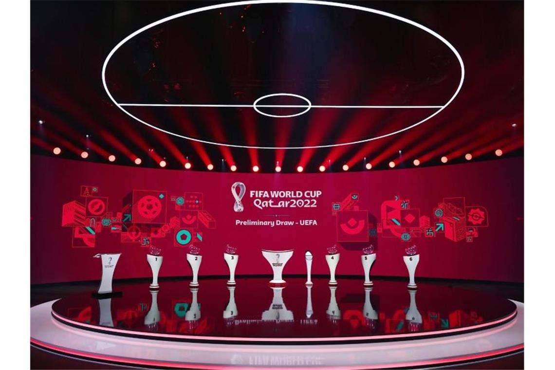 Blick auf die Bühne vor Beginn der Gruppen-Auslosung Europa zur WM-Qualifikation 2022. Foto: Kurt Schorrer/FIFA/dpa