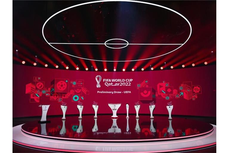 Blick auf die Bühne vor Beginn der Gruppen-Auslosung Europa zur WM-Qualifikation 2022. Foto: Kurt Schorrer/FIFA/dpa