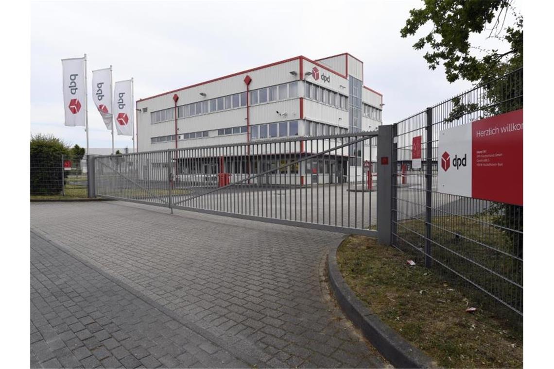 Blick auf die Einfahrt zum Gelände des Paketzustellers DPD in Hückelhoven. Foto: Roberto Pfeil/dpa