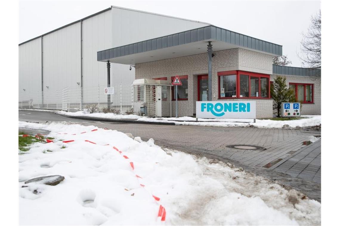 Blick auf die Eisfabrik von Froneri. In dem Werk ist es zu einem größeren Corona-Ausbruch gekommen. Foto: Friso Gentsch/dpa