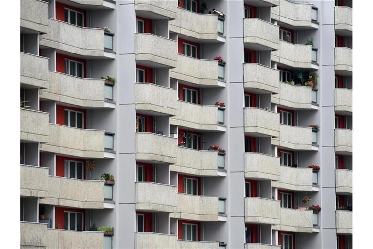 Blick auf die Fassade eines Wohnhauses. Foto: Britta Pedersen/dpa-Zentralbild/dpa/Symbolbild
