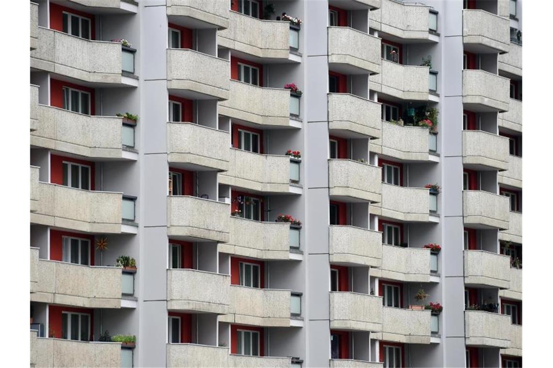 Prognose: Städte wachsen nicht mehr so stark Blick auf die Fassade eines Wohnhauses. Foto: Britta Pedersen/dpa-Zentralbild/dpa/Symbolbild