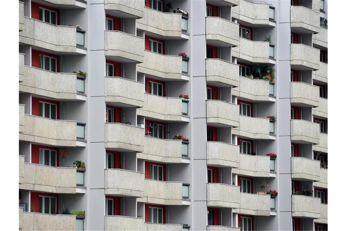 Blick auf die Fassade eines Wohnhauses. Foto: Britta Pedersen/dpa-Zentralbild/dpa/Symbolbild