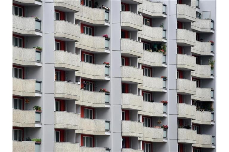 Blick auf die Fassade eines Wohnhauses. Foto: Britta Pedersen/dpa-Zentralbild/dpa/Symbolbild