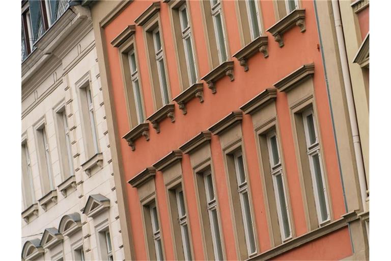 Blick auf die Fassaden von Wohnhäusern. Foto: Nicolas Armer/dpa/Symbolbild