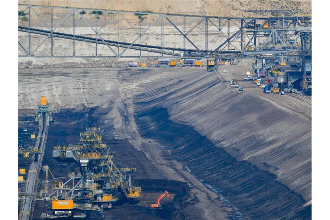 Blick auf die Förderbrücke F60 im Braunkohletagebau Jänschwalde der Lausitz Energie Bergbau AG (LEAG). Im Braunkohletagebau Jänschwalde wird das 2. Lausitzer Flöz abgebaut. Foto: Patrick Pleul