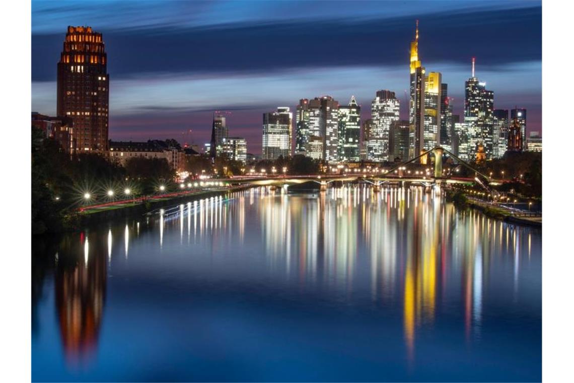 Zeuge im „Cum-Ex“-Prozess: Staat selbst förderte Steuerdeals Blick auf die Frankfurter Bankenskyline: Bei den hoch umstrittenen „Cum-Ex“-Steuergeschäften hat der Staat nach Aussage eines beteiligten Anwalts die Tür selbst weit aufgestoßen für den Deal zu Lasten der Allgemeinheit. Foto: Boris Roessler/dpa