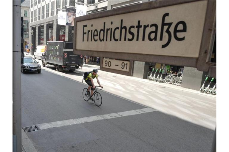 Blick auf die Friedrichstraße zwischen der Straße Unter den Linden und der Dorotheenstraße. Zum autofreien Wochenende an der Berliner Friedrichstraße am 5./6. Oktober soll ein buntes Rahmenprogramm Besucher anlocken. Foto: Jörg Carstensen