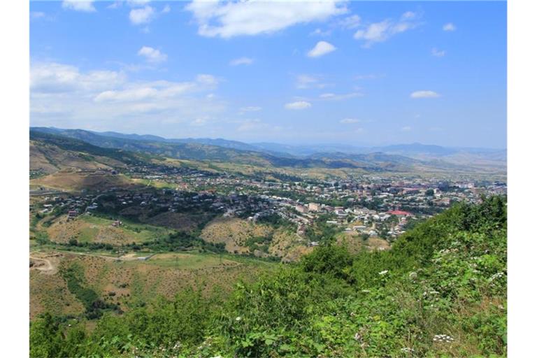 Blick auf die Gebietshauptstadt Stepanakert in Berg-Karabach. Foto: picture alliance / dpa