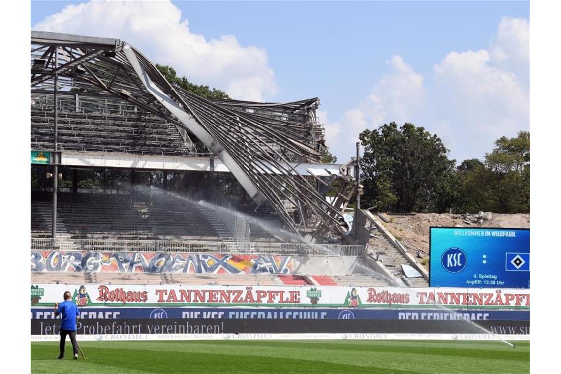 Blick auf die Gegentribüne die derzeit wegen des Stadionneubaus abgerissen wird. Foto: Uli Deck/Archivbild