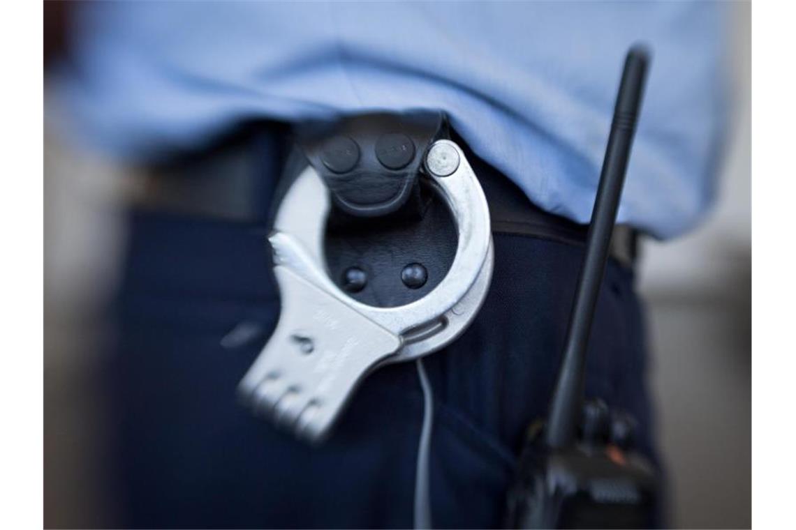 26-Jähriger nach Messerangriff in U-Haft Blick auf die Handschellen eines Justizbeamten. Foto: Friso Gentsch/dpa/Symbolbild