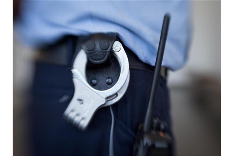 Blick auf die Handschellen eines Justizbeamten. Foto: Friso Gentsch/dpa/Symbolbild