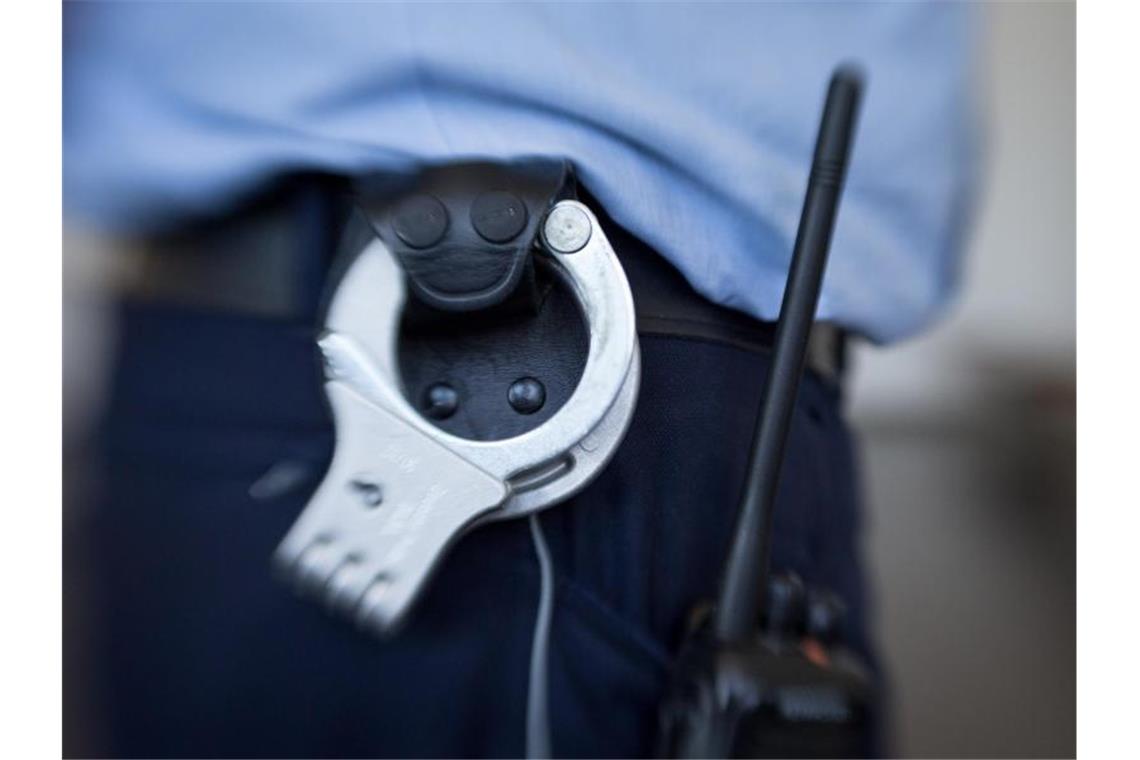 Stuttgarter Entführungsprozess: Mehrjährige Haftstrafen Blick auf die Handschellen eines Justizbeamten im Landgericht. Foto: Friso Gentsch/dpa/Symbolbild