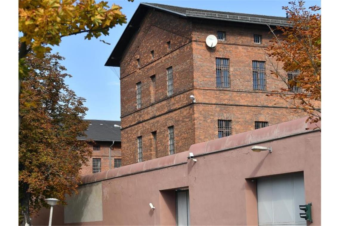 Blick auf die Hauptanstalt der Justizvollzugsanstalt in Halle/Saale. Dort saß Stephan B. von Halle bisher in Untersuchungshaft - und unternahm einen Fluchtversuch. Foto: Hendrik Schmidt/dpa-Zentralbild/dpa