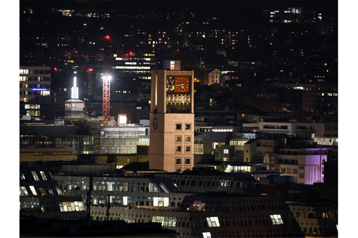 Blick auf die Innenstadt mit dem Rathausturm (M). Foto: Marijan Murat/dpa/Archivbild