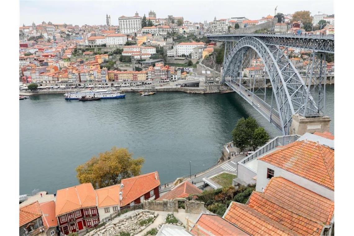 Deutsche dürfen wieder in Portugal Urlaub machen Blick auf die Innenstadt von Porto in Portugal, den Fluss Douro und die Brücke Dom Luis I. (Archivbild). Foto: Jan Woitas/dpa-Zentralbild/dpa