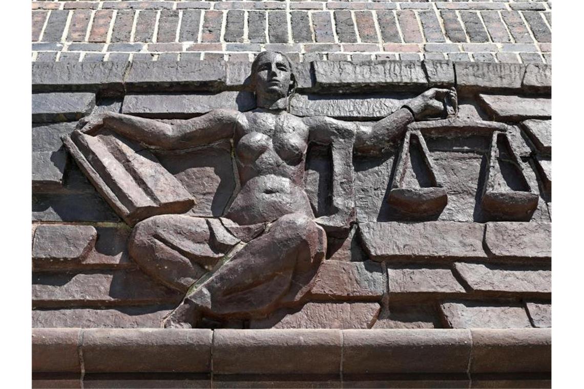 Blick auf die Justitia über dem Eingang eines Gerichts. Foto: Hendrik Schmidt/dpa-Zentralbild/dpa/Symbolbild