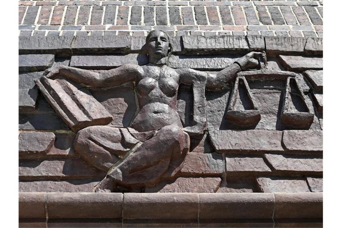 Blick auf die Justitia über dem Eingang eines Landgerichts. Foto: Hendrik Schmidt/dpa-Zentralbild/dpa/Symbolbild