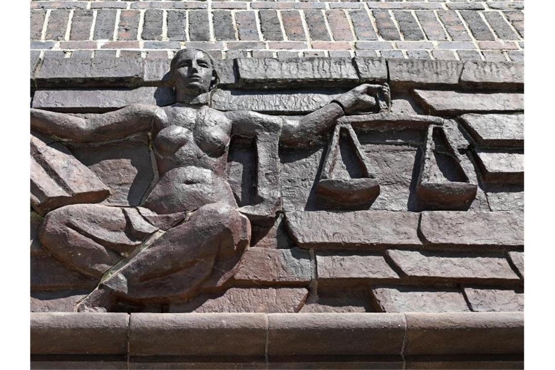 Mehrjährige Haftstrafen wegen Betrugs mit Pflegekräften Blick auf die Justitia über dem Eingang eines Landgerichts. Foto: Hendrik Schmidt/dpa-Zentralbild/dpa/Symbolbild