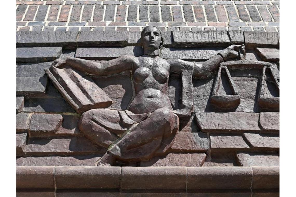 Maskenbildner und Millionen: 3,5 Jahre Haft für Hochstapler Blick auf die Justitia über dem Eingang eines Landgerichts. Foto: Hendrik Schmidt/dpa-Zentralbild/dpa/Symbolbild