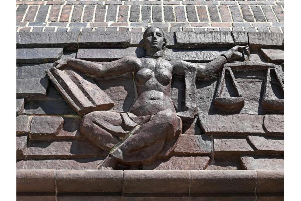 Blick auf die Justitia über dem Eingang eines Landgerichts. Foto: Hendrik Schmidt/dpa-Zentralbild/dpa/Symbolbild