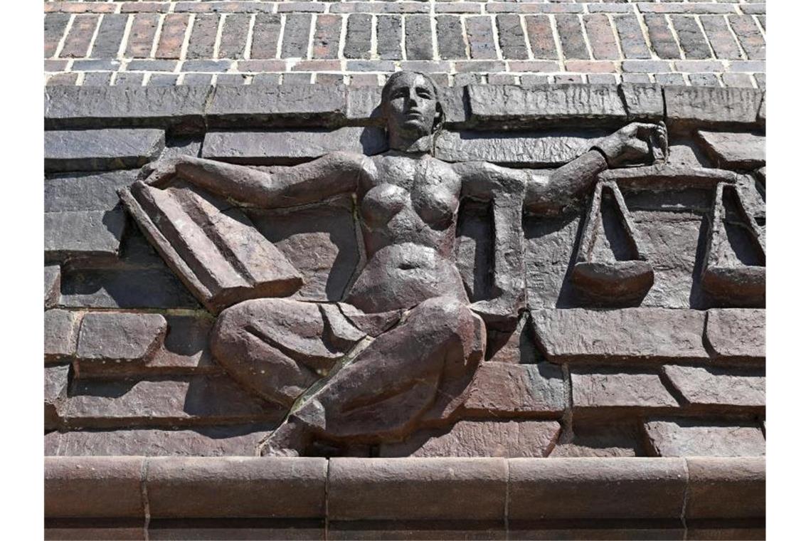 Blick auf die Justitia über dem Eingang eines Landgerichts. Foto: Hendrik Schmidt/dpa-Zentralbild/dpa/Symbolbild