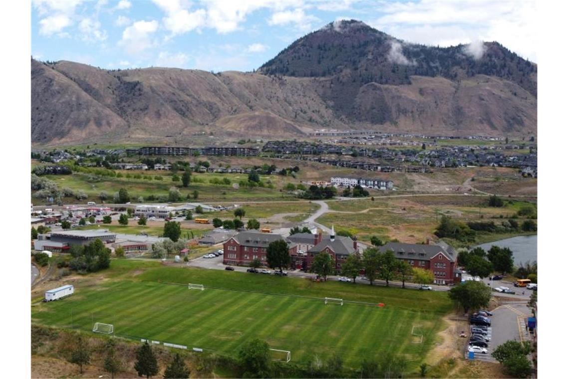 Blick auf die Kamloops Indian Residential School, ein ehemaliges Internat für Indigene. Hier war vor kurzem ein Massengrab mit Überresten von 215 Kindern entdeckt worden. Foto: Jonathan Hayward/The Canadian Press via ZUMA/dpa