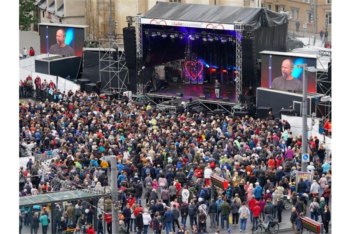Blick auf die Konzertbühne auf dem Marktplatz von Halle. Foto: Peter Endig/dpa-Zentralbild/dpa