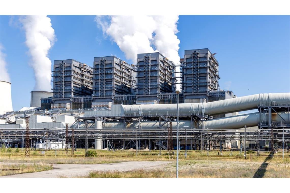 Blick auf die Kraftwerksblöcke im Kraftwerk Jänschwalde. Das Kraftwerk Jänschwalde wurde in den Jahren 1976 bis 1989 als letzter Kraftwerksneubau der DDR errichtet. 