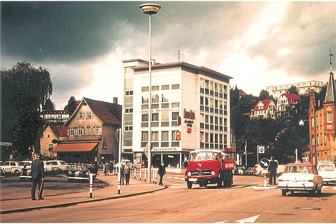 Blick auf die Kreuzung Sulzbacher Straße/Talstraße und heutige Annonaystraße sowie die imposanten Gebäude auf dem Hagenbach. In der Reihe „Backnang im Zeitspiegel“ im Kabinett des Helferhauses widmet sich Peter Wolf nun der Sulzbacher Straße.