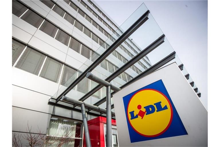 Blick auf die Lidl Zentrale in Neckarsulm. Im Lidl Verwaltungsgebäude ist am Mittwochnachmittag eine Briefbombe explodiert. Foto: Christoph Schmidt/dpa