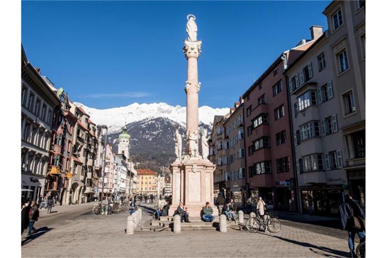 Blick auf die Maria-Theresien-Straße mit der Annasäule in Innsbruck. Für Tirol gilt aufgrund der als brisant eingeschätzten Corona-Lage eine Reisewarnung. Foto: Expa/Erich Spiess/APA/dpa