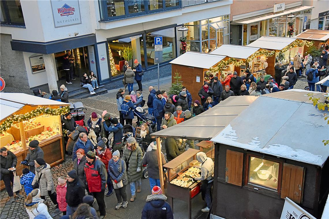 Blick auf die Marktstraße, die sich am späten Nachmittag so langsam füllt. „Alle...