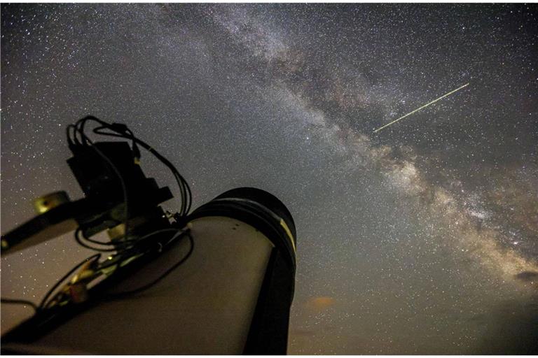 Blick auf die Milchstraße mit einem Teleskop.