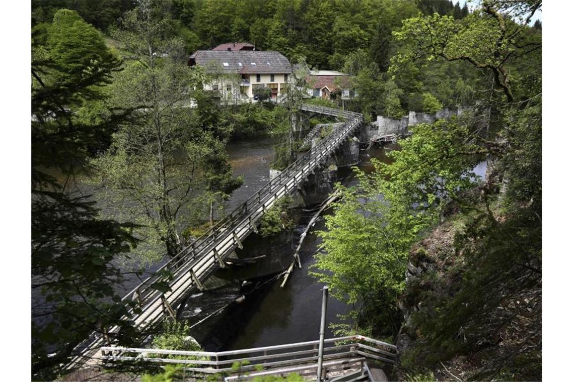 Zwei weitere Leichen im Armbrust-Fall von Passau gefunden Blick auf die Pension an der Ilz. Zwei Tage nach dem Fund von drei Leichen in der Pension in Passau wurde weitere Leichen in Niedersachsen entdeckt. Foto: Matthias Schrader/AP