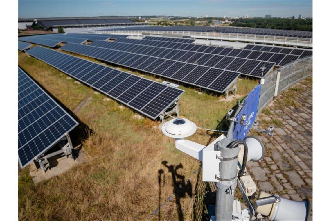 Stuttgarter Flughafen setzt auf Solarenergie Blick auf die Photovoltaikanlage auf dem Bosch Parkhaus am Stuttgarter Flughafen. Foto: Christoph Schmidt/dpa