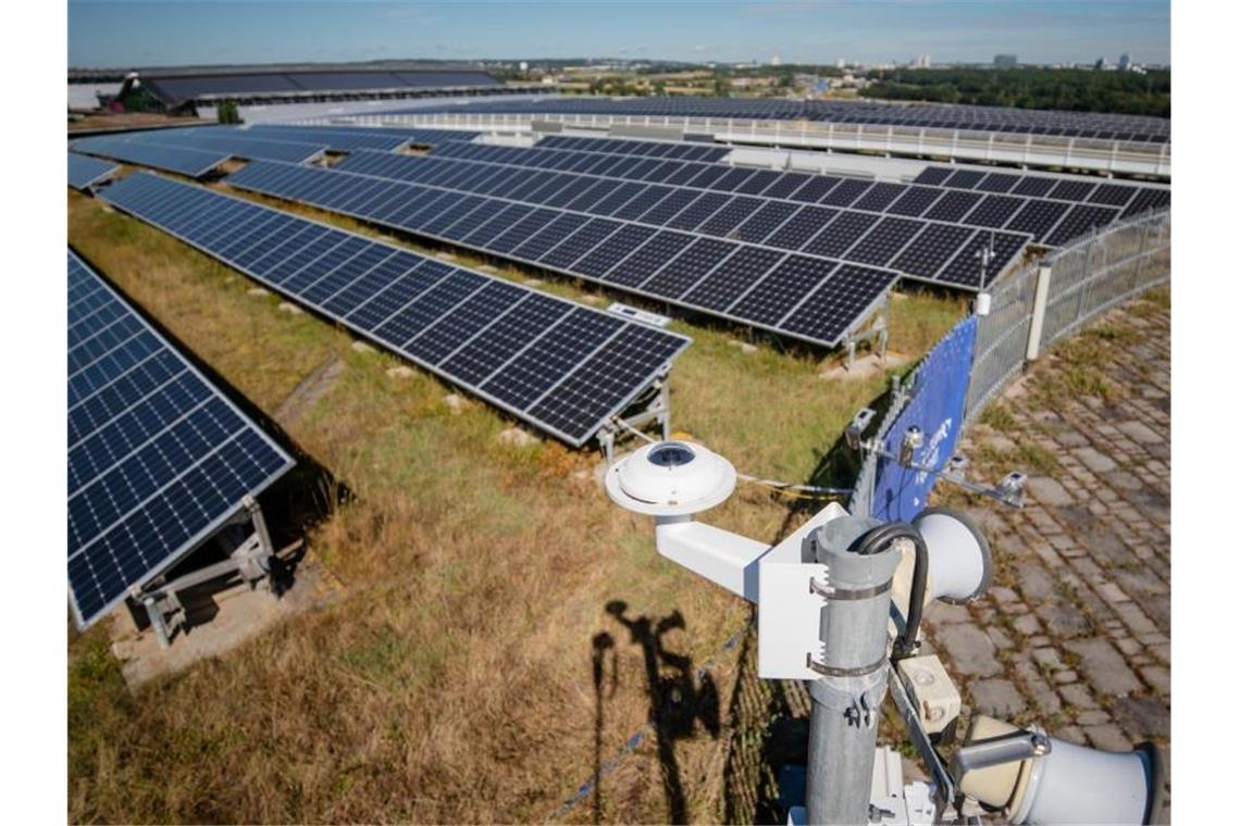 Blick auf die Photovoltaikanlage auf dem Bosch Parkhaus am Stuttgarter Flughafen. Foto: Christoph Schmidt/dpa