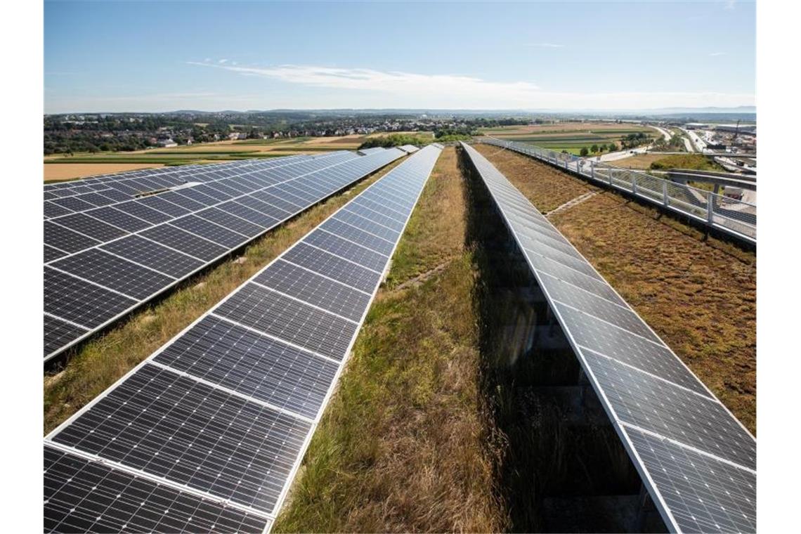 Blick auf die Photovoltaikanlage des Stuttgarter Flughafens. Foto: Christoph Schmidt/dpa/Archivbild