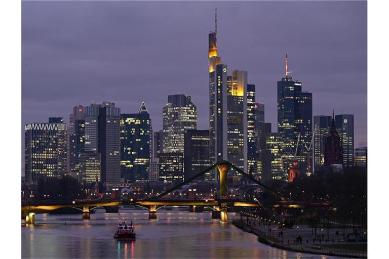 Blick auf die Skyline der Bankenstadt Frankfurt: Deutschlands Mittelständler müssen nach Berechnungen der Bundesbank keine deutliche Verteuerung von Krediten infolge der verschärften Kapitalvorschriften für Banken fürchten. Foto: Arne Dedert/dpa