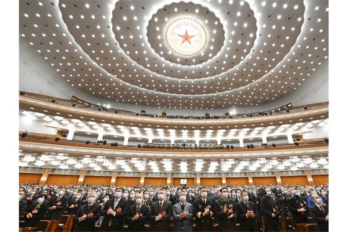China schweigt vor Volkskongress zum Krieg in der Ukraine Blick auf die Teilnehmer während der Eröffnung zur Jahrestagung des Volkskongresses in der Großen Halle des Volkes. Foto: Rao Aimin/XinHua/dpa