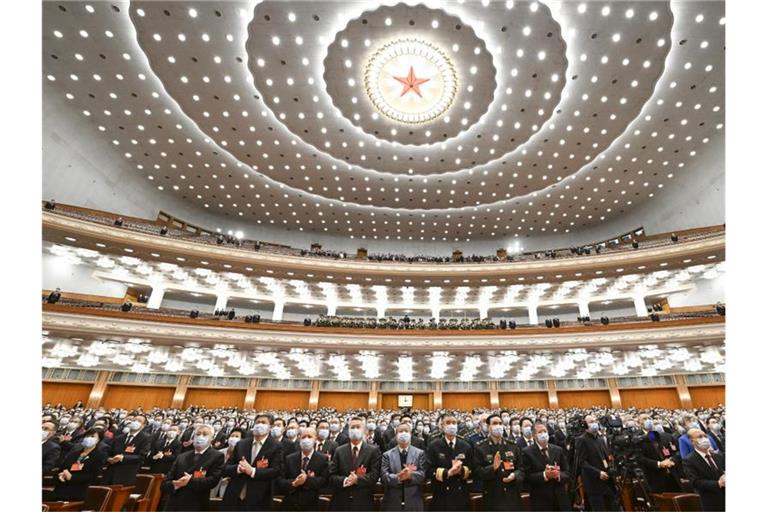 Blick auf die Teilnehmer während der Eröffnung zur Jahrestagung des Volkskongresses in der Großen Halle des Volkes. Foto: Rao Aimin/XinHua/dpa