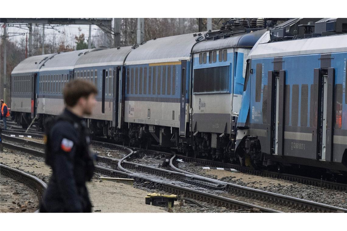 Blick auf die Unglücksstelle nach der Kollision eines Schnellzuges mit einem Personenzug auf der Strecke zwischen den Orten Zliv und Divcice bei Ceske Budejovice (Budweis).